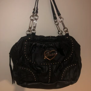 Stor GUESS väska svart - Superbra skick , inga defekter. Får plats med mycket och är rätt stor. 