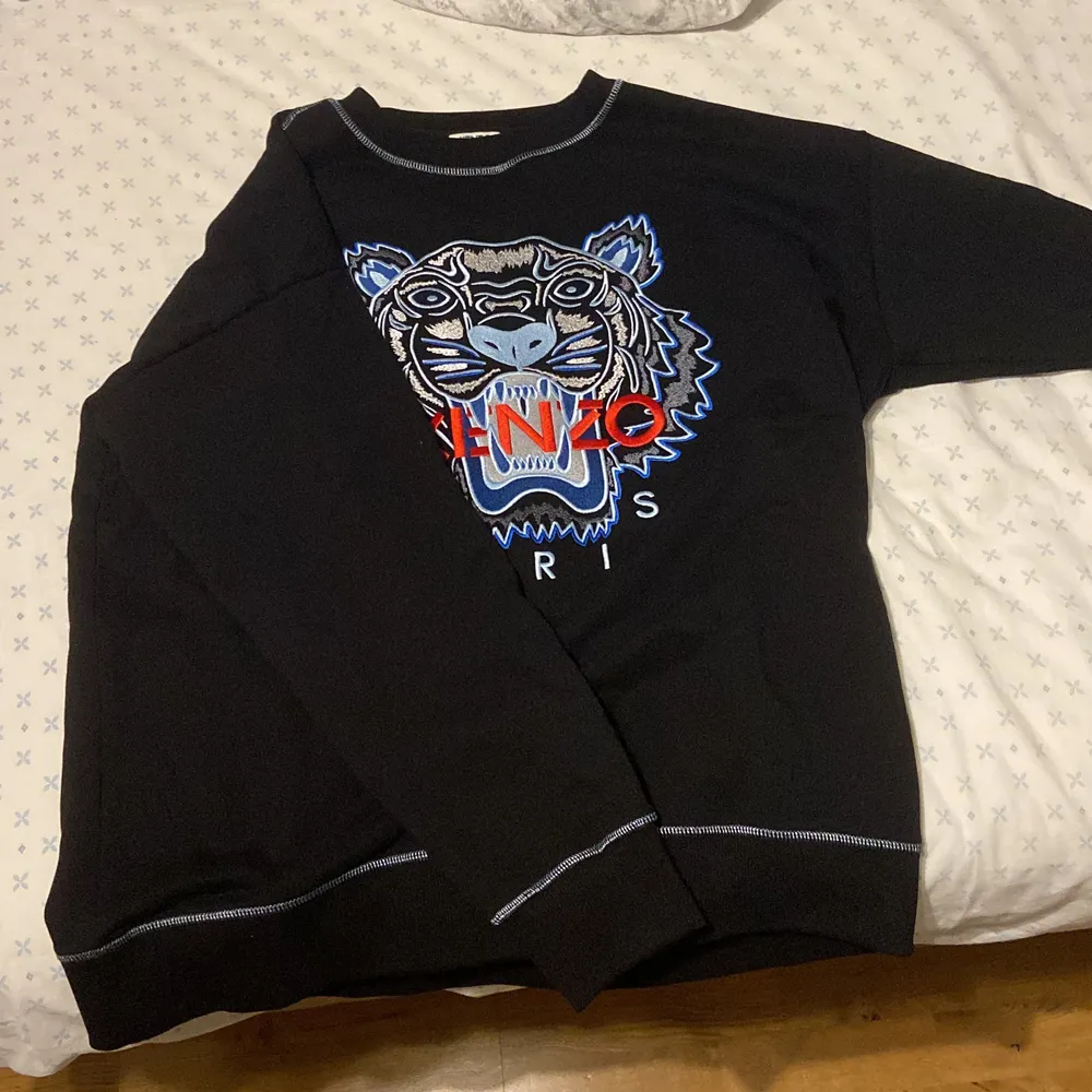 En väldigt fin och sällsynt kenzo sweatshirt som aldrig är använd förutom när jag testade den. Storlek S men passar mer M/L. Nypris cirka 2800 kr. Står S-L eftersom att de är storlek S men passar bättre på M-L.. Tröjor & Koftor.