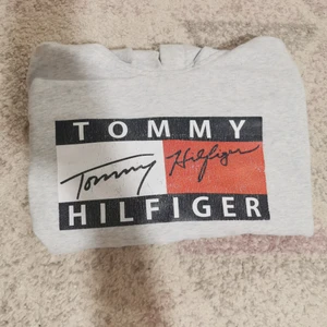 TOMMY HILFIGER storlek s - Super fin Tommy Hilfiger liknande hoodie som jag köpte förra sommaren men  blev för lite. Hoodien passar perfekt och inte oversized. Priset kan diskuteras