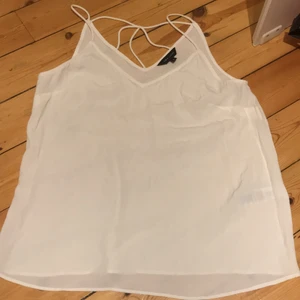 LINNE - jätte gulligt linne från new look som nästan aldrig är använt! skriv för mer bilder. sitter jättefint på både XS, S