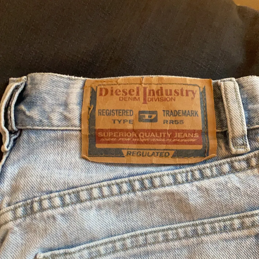 Skiiitsnygga, lågmidjade, bootcut diesel jeans som jag köpt vintage för 550kr men aldrig använt!! Man får så snygg röv!!De är i storlek 29 och jag är 170 cm lång!💗💗 Budai kommenterarerna från 250kr, köp direkt för 450!💗. Jeans & Byxor.