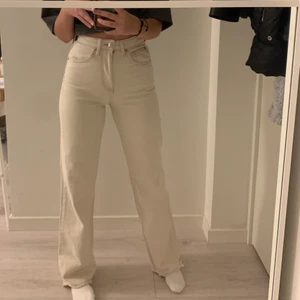 Beiga vida jeans  - Säljer dessa sjuuukt snygga jeansen från stradivarius men beställda på asos, dem e bra skick då de inte är använda så mycket. Frakten tillkommer!🤗