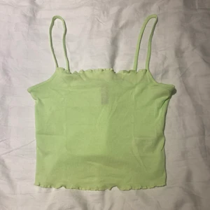 Topp - Detta är en topp som aldrig kommer till användning, det är en ganska neon gul/grön färg. Den är lite genomskinlig men inte väldigt märkvärdigt mycket enligt mig. Den är knappt använd, endast ett fåtal gånger💕 29 + frakt 