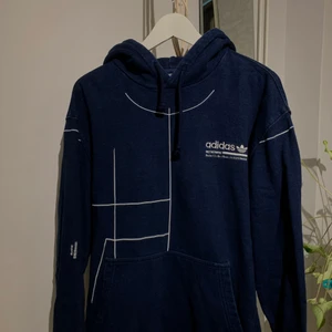 Adidas hoodie - En oversized hoodie i M, använd bara några få gånger