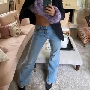 Mango jeans - (Bild 1 lånad av Engla Löf) Skitcoola populära jeans med unika sömmar på insidan, passar till allt! Sitter som 36or! Medelhög midja men jag brukar dra ner de lite om jag vill ha de mer lågmidjat, lite slitna på vissa ställen (kan skicka bild)!