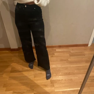 Svarta jeans från H&m  - Säljer mina svarta jeans från h&m då jag tycker att dom inte sitter så fint på mig🖤 Super strechiga och jätte sköna att ha på sig!!! Storlek 38 men passar 40 också!! Aldig använda så alla lappar sitter kvar!! Jag är 170!! Pris 100kr+ frakt🖤