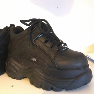 Buffalo London strl 37 - Använda kanske 2/3 gånger max. Nyskick, inga skador