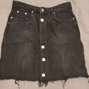 Svart jeanskjol från HM.  - Storlek 38, har bara andvänts 3ggr. Bra skick