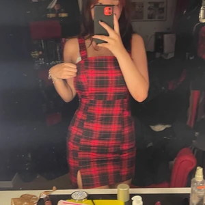 Rutig klänning - Jättefin klänning som jag använt 1 gång och nu är den förliten. Skärpet kan man ta av om man inte vill ha det