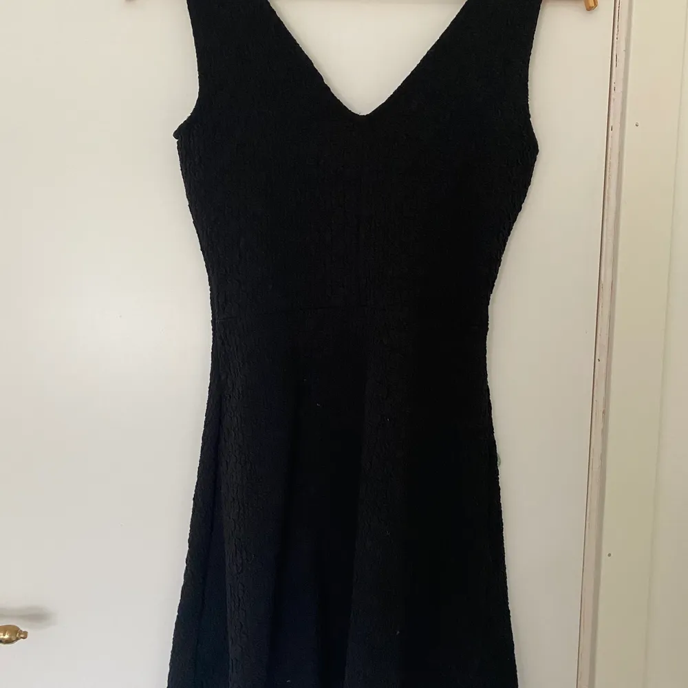 En söt svart klänning ifrån zara. Jag har använt den ett fåtal gånger och säljer eftersom den inte kommer till användning. Köparen betalar frakt. Skriv priv om ni har fler frågor. . Klänningar.