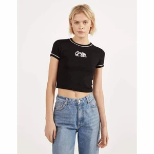 Tshirt från Bershka!⚡️ - Väldigt fin tshirt från Bershka med drakmotiv på. Köpt utomlands och använd två gånger!⚡️❤️ Nypris låg på ca 160kr. Säljer för 75kr + frakt 🚚 Storlek XS men väldigt töjbart och strechigt material