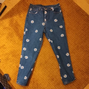 Blommiga jeans - Söta blommiga jeans i storlek S, eller mindre M. Endast provat dom. Fint skick