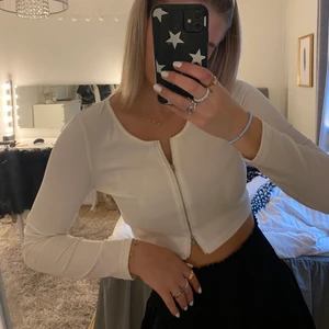 vit tröja - så najs tröja som är perfekt att ha både i skolan och på fest!! Älskar att det går att justera dragkedjorna så man kan bestämma hur öppen den ska vara!😍 Den är lite genomskinlig men funkar super bra om man har tex vit eller beige bh under🤩