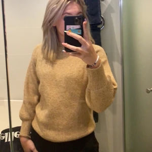 Snygg stickad trjöa i nude färg aktig⚡️ - En snygg och varm stickad tröja i en nude aktig färg⚡️ På bilden ser den väldigt gul ut men det är bara ljuset, den är i strl S och är oanvänd, från Primark köpte den för 12 Euro ca 120kr och säljer den för 60kr🤌🏻⚡️