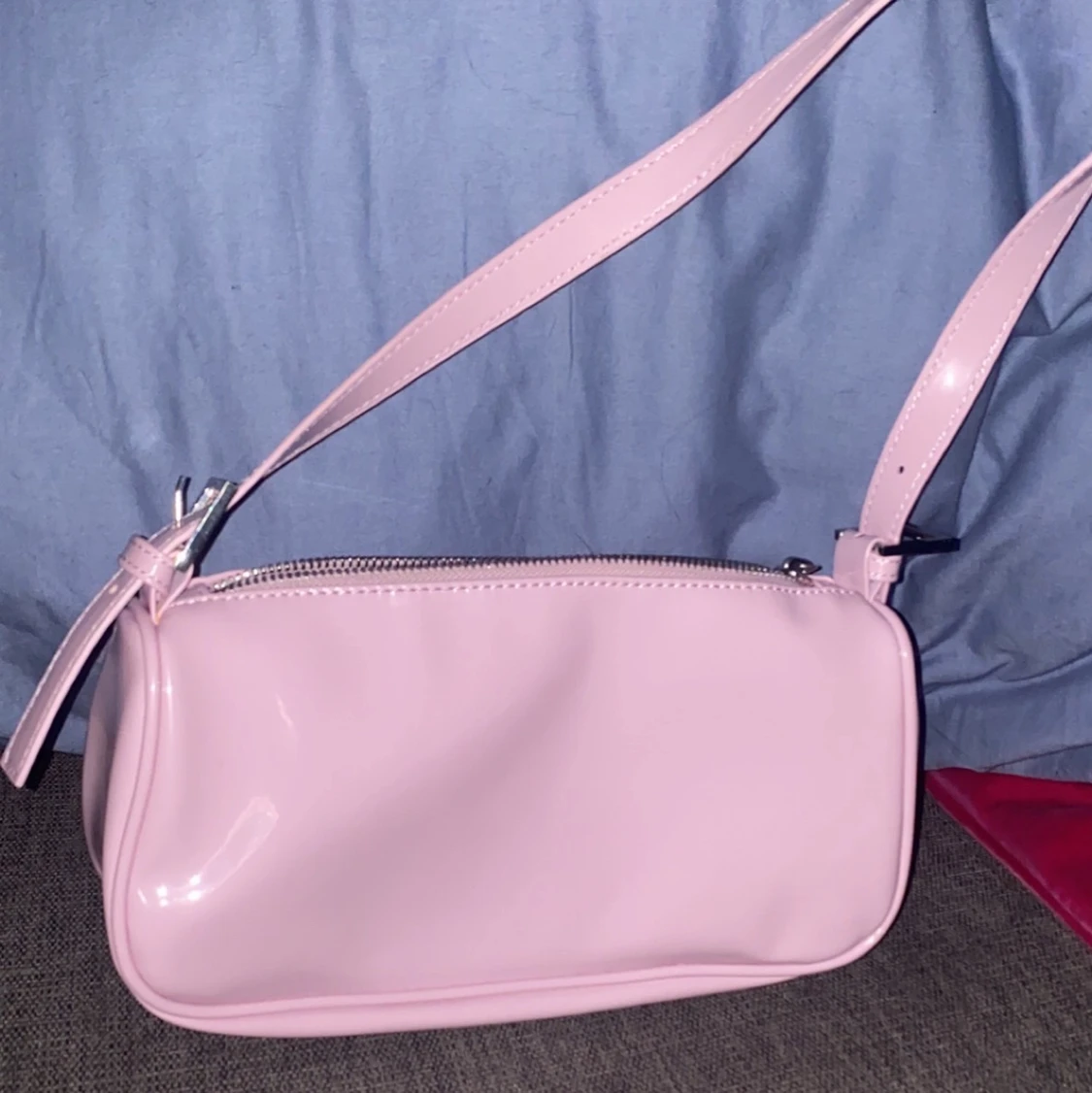 Ljusrosa axelvĂ€ska i lackđ