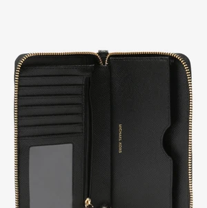 Michael kors plånbok  - Säljer en Michael kors plånbok , är i använd skick. Köparen står för spårbar frakt. 