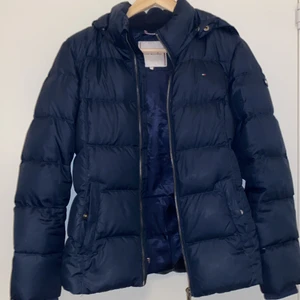 Dunjacka  - Dunjacka från tommyhilfiger barnstorlek 164 säljes pga av för liten använd men är i gott skick ordinarieprid 1999kr säljes för 500kr