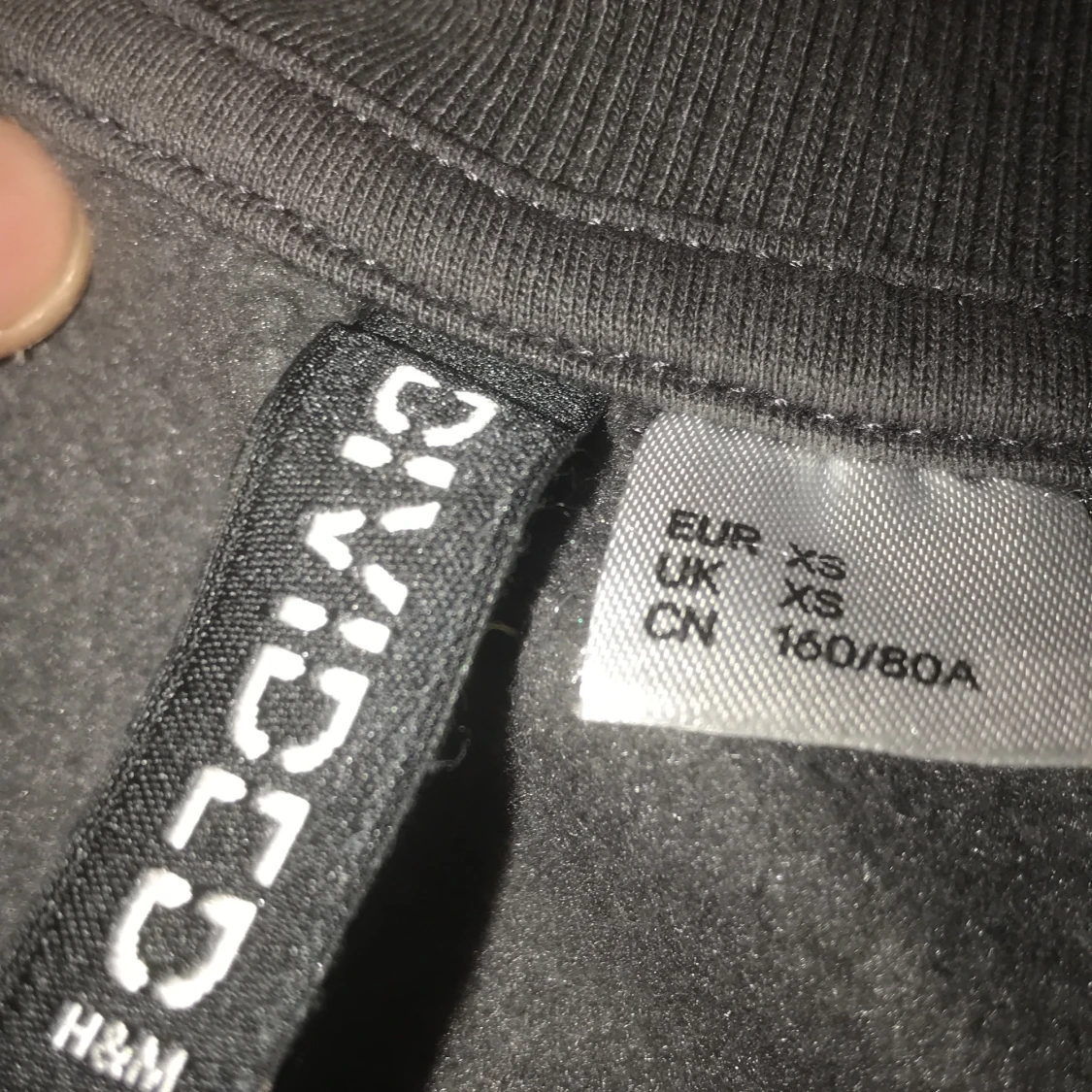 Säljer en tröja grå lila a - 91