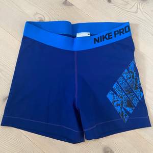 Säljer dessa Nike pro shortsen då de är lite små för mig! Skulle säga att de är en storlek XS då jag vanligtvis är en S! Bra skick och säljs för 80 kr + frakt! 🥰