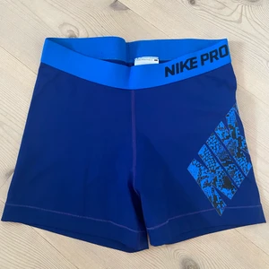 Nike pro träningsshorts - Säljer dessa Nike pro shortsen då de är lite små för mig! Skulle säga att de är en storlek XS då jag vanligtvis är en S! Bra skick och säljs för 80 kr + frakt! 🥰