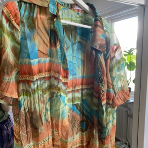 Färgglad kortärmad skjorta - Säljer en extremt fin färgglad skjorta 🌸Perfekt nu till våren och sommaren när man bara kan slänga på sig något över en linne eller t-shirt. Köpt secondhand!Frakt ingår✨