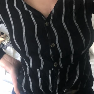 Randig blus - Randig blus från hm. Väldigt liten för sin storlek. Mer än 36/38 än 40. Fina detaljer på blusen. Säljer då jag ej använder den. Frakt - 60 kr