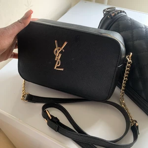 Väska - Köpte den i Spanien så det är en fin kopia m bra kvalite:) rymmer m mke