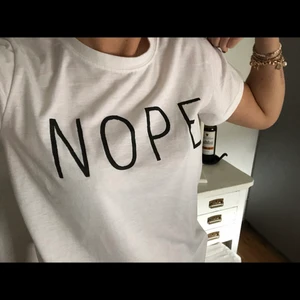 Vit T-shirt med tryck - Jag säljer en vit T-shirt med tryck🤍 20kr +frakt💞💞