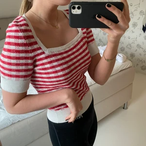 Somrig topp från & other stories  - Fin somrig topp från & other stories. Kan frakta eller mötas upp beroende på, pris kan diskuteras 🖤