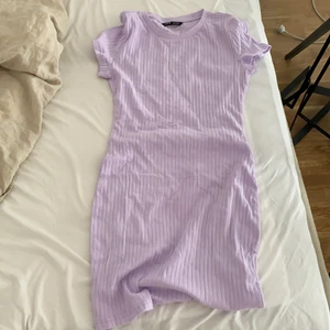 Helt ny klänning från SHEIN - Super fin lila färg, på en klänning från SHEIN som är helt ny! Storlek XS/S