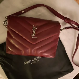 Ysl väska - Super fin röd Ysl väska, perfekt till sommaren!! Använd max 5 gånger 