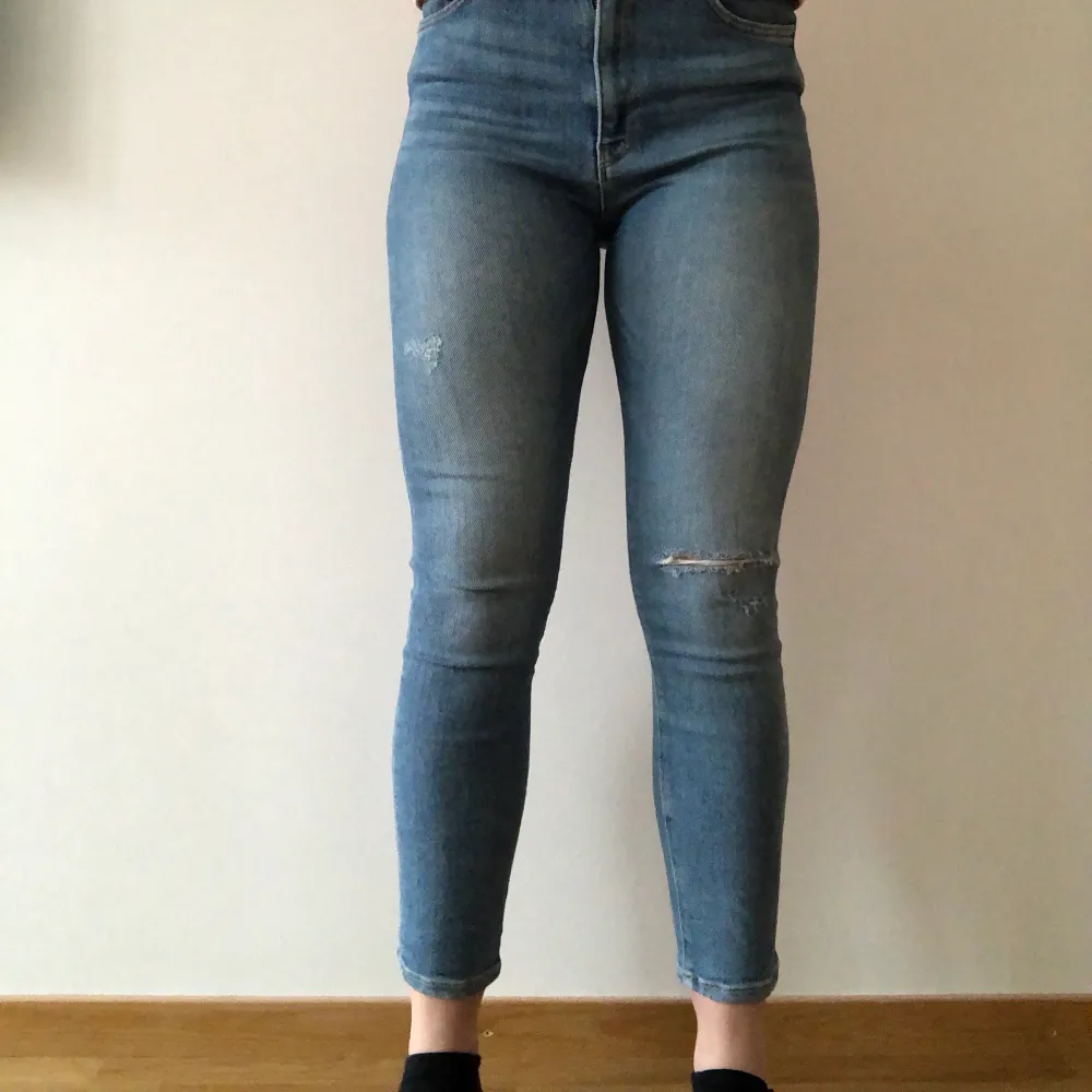 Ett par jättefina Zara byxor som är använda ett fåtal gånger och är i nyskick! Säljer tyvärr för att de är för stora för mig.. Jeans & Byxor.