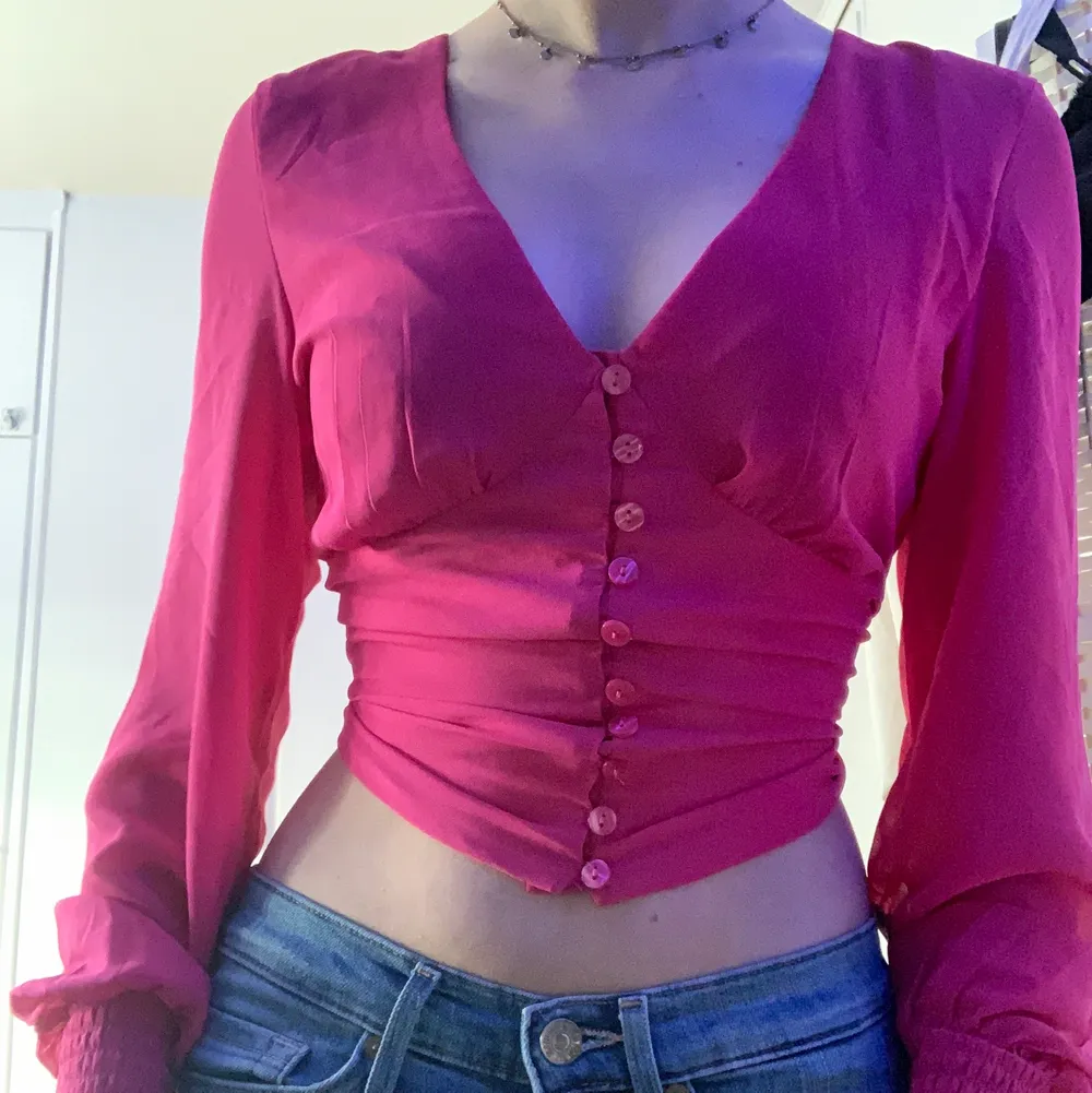 Hur fin som helst rosa korsett liknande tröja. Bara lite stor på mig så jag har knutit den där bak med en snodd. V-ringad å knappar där fram som man kan knäppa upp. Skriv för frågor.💖🍇. Toppar.