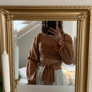 Ljusbrun topp - Fin topp som aldrig är använd❤️går att knyta både fram och bak. (Sista bilden är lånad från hemsidan)