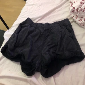Shorts från hm  - Ganska väl använda och jag har tappat bort snöret i midjan jag säljer dom för dom är försmå i låren 