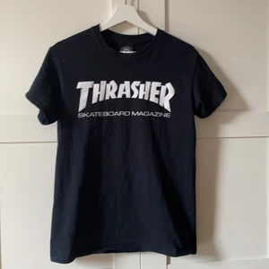 Tröja  - Säljer min svart thrasher tröja bra sick och sitter som en S. Säljer tröjan för 140kr med frakten💓
