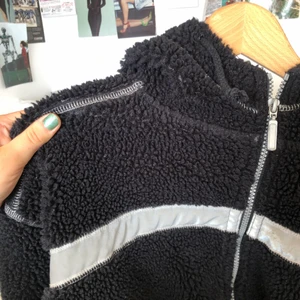 Jacka - Snygg jacka/kofta från ett märke som heter redroc. Storlek S. Fraktar för 66kr (spårbart) eller möts upp i Stockholm ❤️