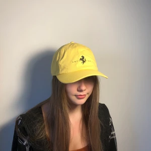 NY gul Sweet Sktbs keps - Ny!! Perfekt till sommaren och har en justerbar passform. Från Junkyard