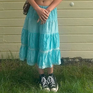 turkos kjol - supersöt kjol som är perfekt till sommaren. har ett litet hål, men det syns inte när man har på sig. (kan skicka bild privat). + 48kr frakt. <3