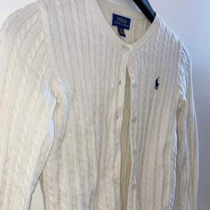 En jätte fin créme vit tröja ( original pris 1095:-) Använd en gång på dopning och inget mer. väldigt skönt material! köparen står för frakten. frågor eller extra bilder skriv privat💕 