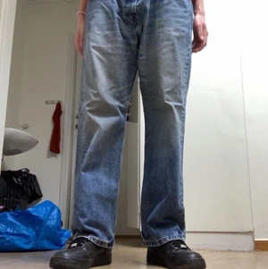 Vintage Levis 569 - De har en vit fläck som ni ser på bilden men det syns inte när man använder de. Jag är 180 och tycker de är lite korta men de passar ju detinivt! De två sakerna på kanterna man sätter i skärpet har lossnat men man kan lätt sy ihop de. 