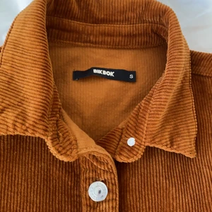 Manchesterkläning från BIKBOK, S - En manchesterkläning från BILBOK som är använd 1 gång! Inga slitningar eller fläckar ect! Figursydd vi midjan! Kund står för frakt!