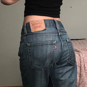 VINTAGE LEVIS JEANS  - Super snygg vintage Levis jeans i storlek 30/34 passar mig som bär storlek S och är 170cm lång. Köparen står för frakten 💓