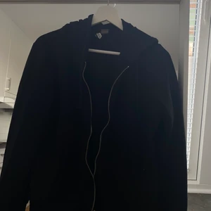 Hoodie med dragkedja - Hoodie med dragkedja ifrån H&M som aldrig är använd, i storlek M fraktas emot kostnad