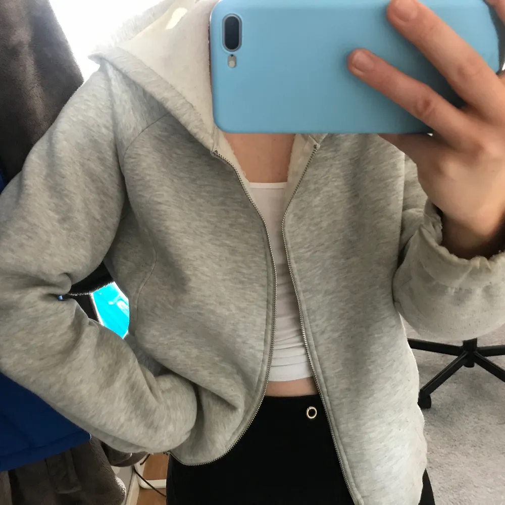 Säljer denna populära zip-hoodien i grå. Använd men ändå i bra skick! Köparen står för frakten🤍. Hoodies.