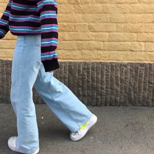 Snygga jeans - Säljer dessa populära jeansen då jag köpt ett par andra jeans i liknande modell. Skulle säga att dem är ganska midrise då dom varken är låga eller riktigt höga. Superfin och vårig färg. Köparen står för frakt. Buda privat🌟🌟