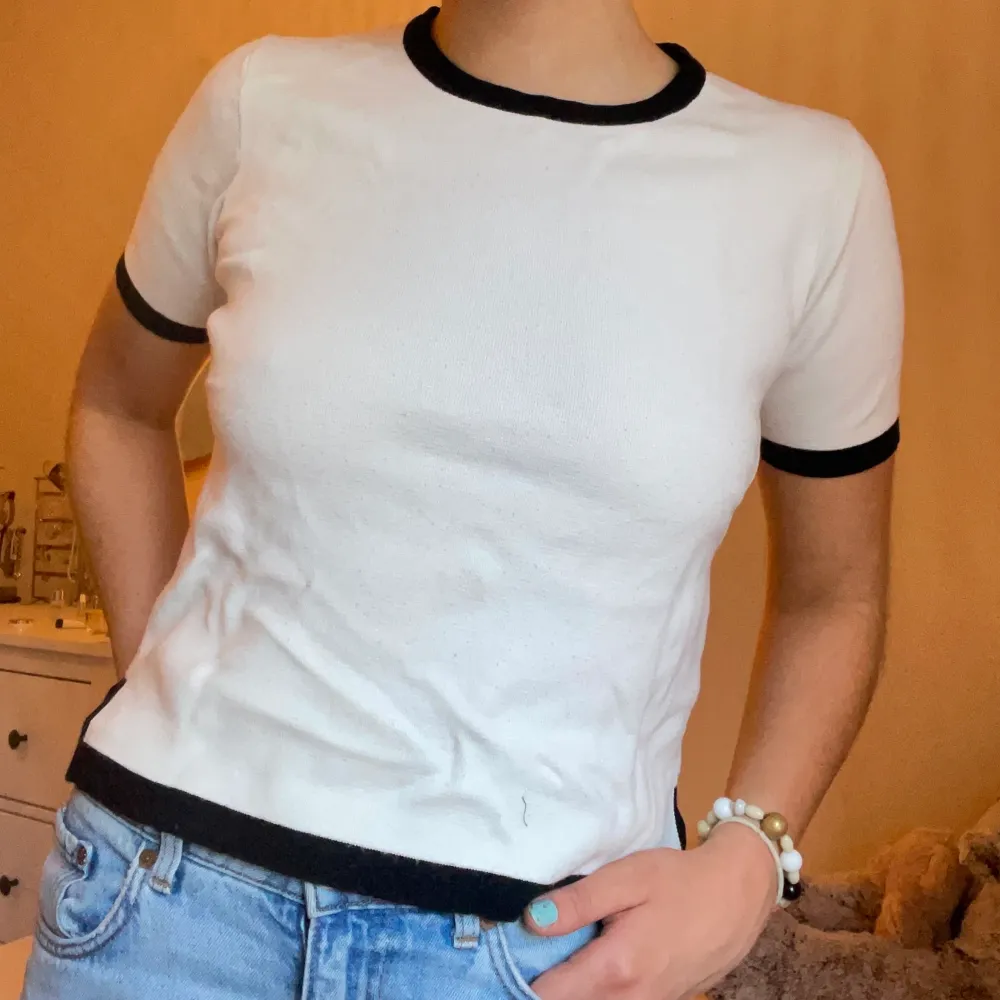 SuperSKÖN och vit lite tjockare stickad t-shirt med fina svarta kanter. 🖤🤍 Passar XS-M. T-shirts.
