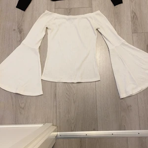 Off shoulder tröja med vida ärmar - Vit Off shoulder tröja i fint skick, storlek XS. 