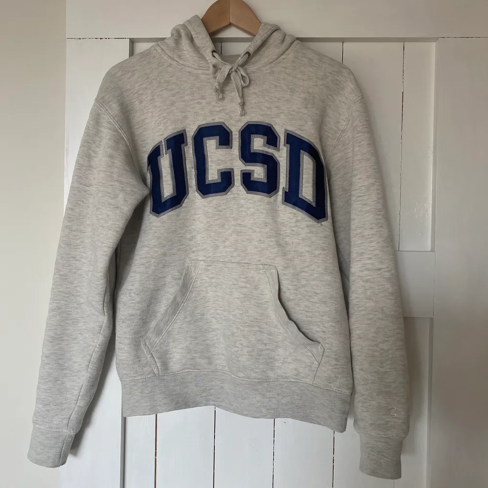 Lägger upp igen för köpare svarar ej. University Collage of San Diego-tröja. Ljusgrå i fint skick, köpt på San Diego universitet. 💕 Storlek XS-S. Hoodies.