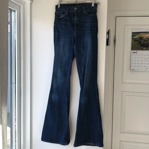 Utsvängda jeans - Ett par utsvängda byxor från strandivarius i Spanien. Använda men i gott skick. Säljer pga för små💗 Kostar 100 exklusive frakt.